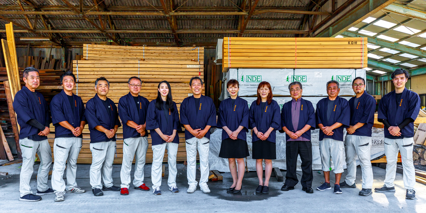 「感動を創造する企業になる」を理念に掲げる岩崎木材の社員一同